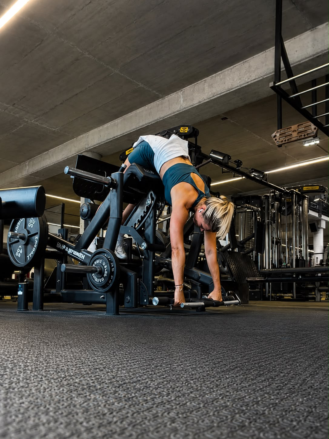 Julia beim Krafttraining an der Maschine