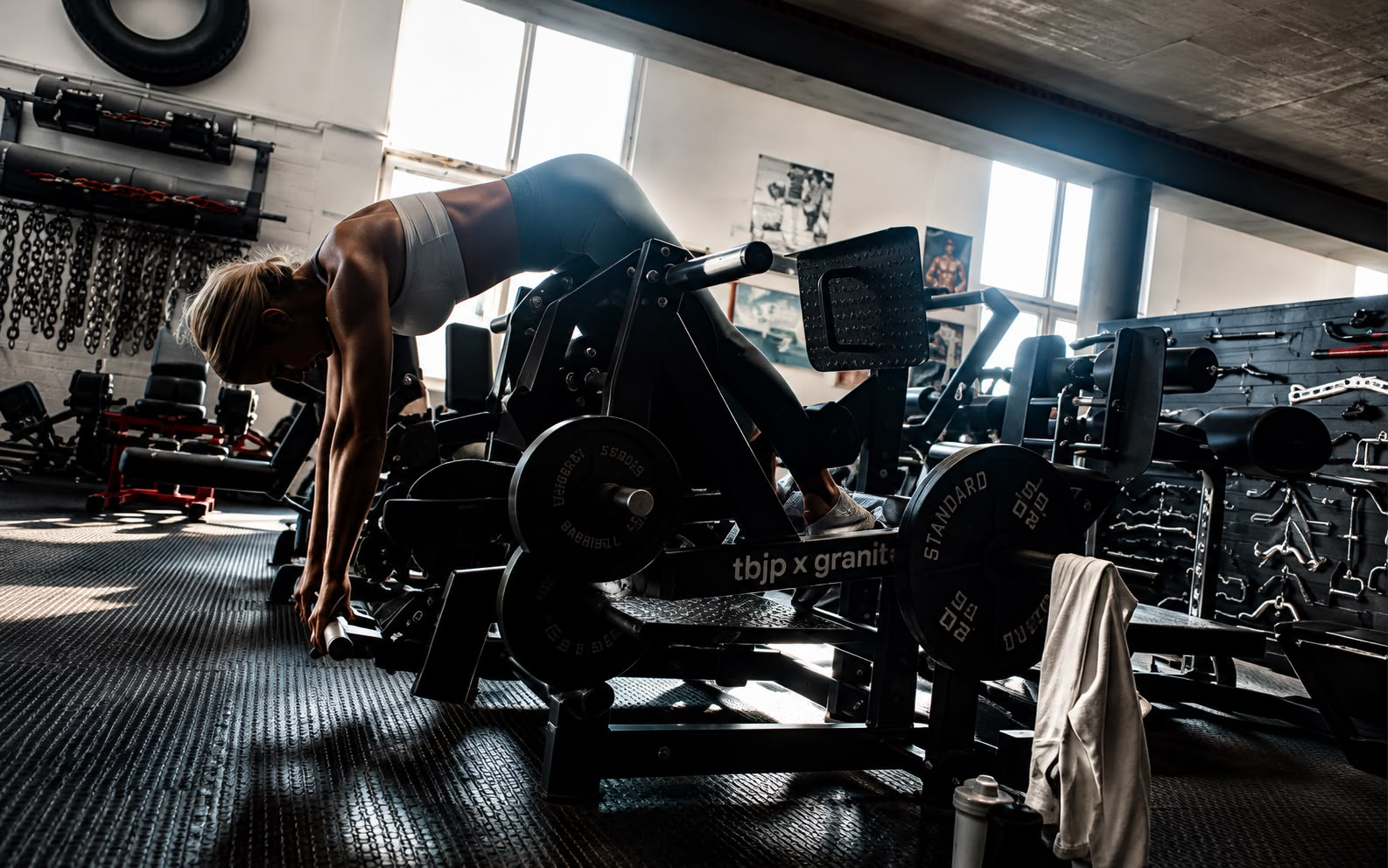 Julia beim Beintraining in einem Gym mit Tageslicht