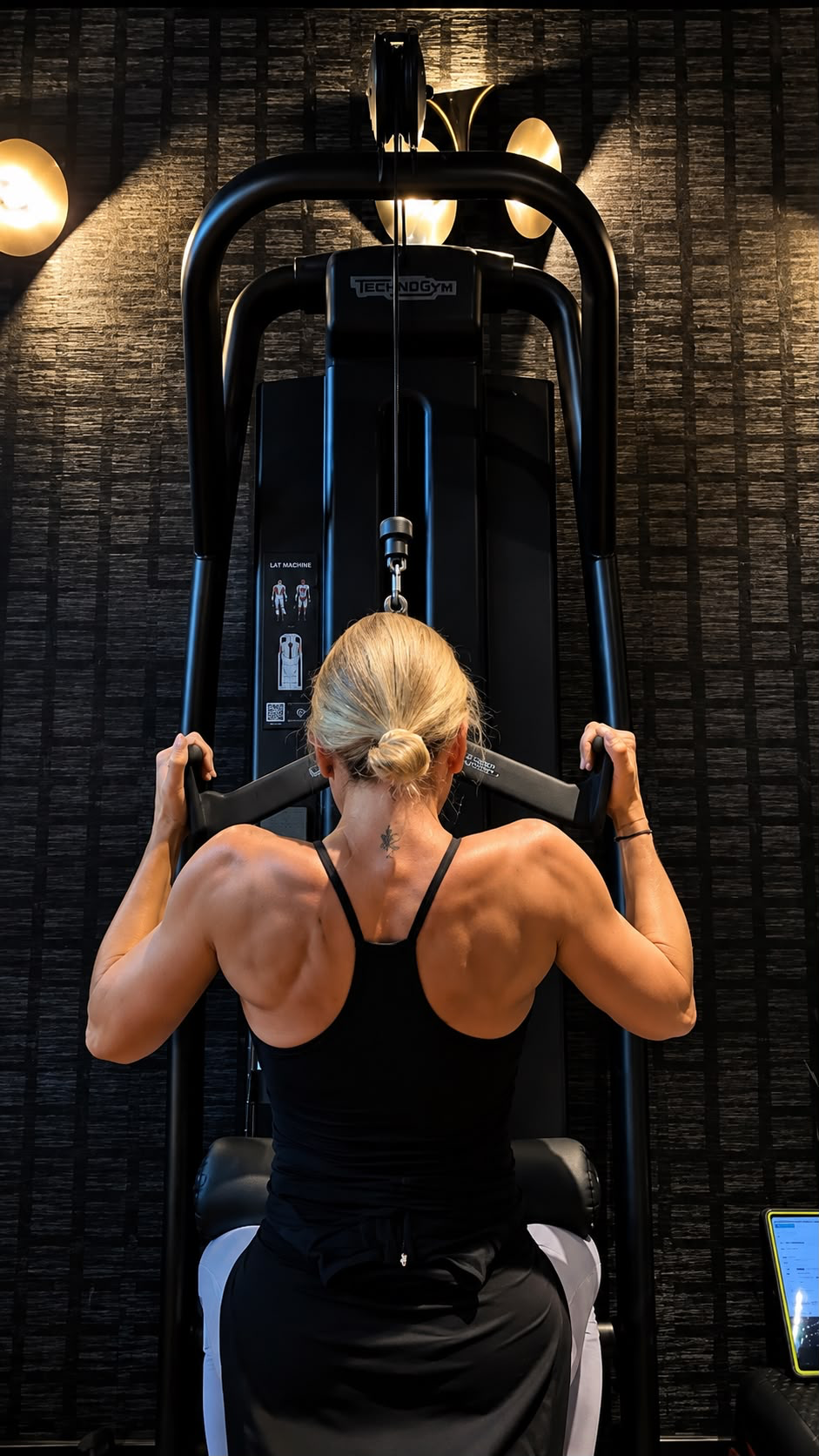 Julia am Latzug – Rückentraining